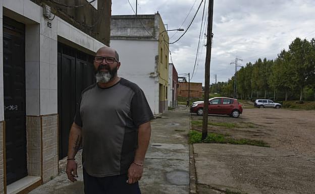 José Antonio de la Cruz en su calle de San Roque, sin asfaltar. 