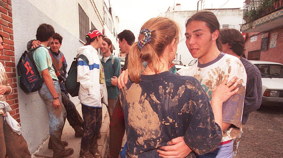 Algunos de los voluntarios que limpiaron barro en el Cerro de Reyes