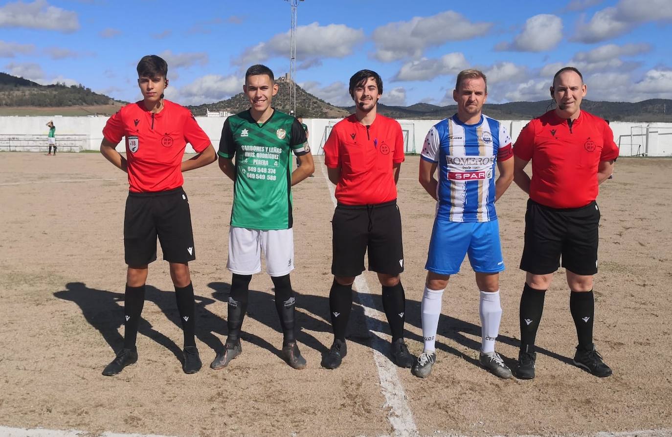 Imagen principal - Arriba, equipo arbitral y capitanes del Alconchel y La Albuera. Abajo, el público colaboró con sus aportaciones en favor de la lucha contra el cáncer de mama. 