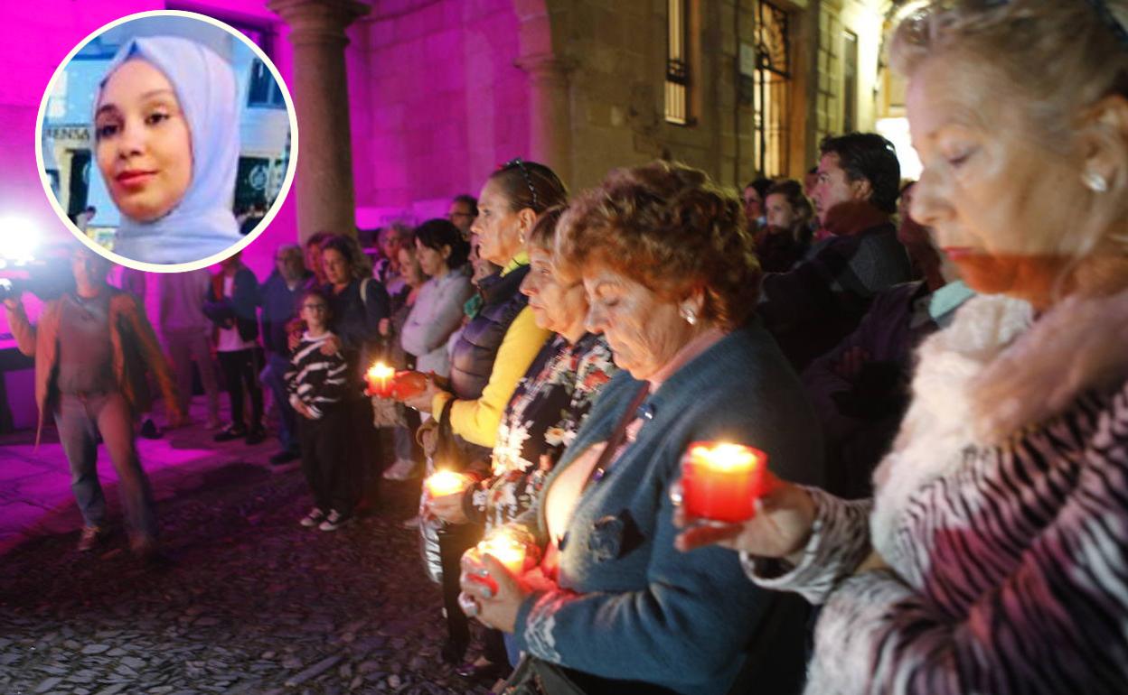 Participantes en el acto de repulsa del asesinato machista de Imane Saadaoui en Valencia de Alcántara. 