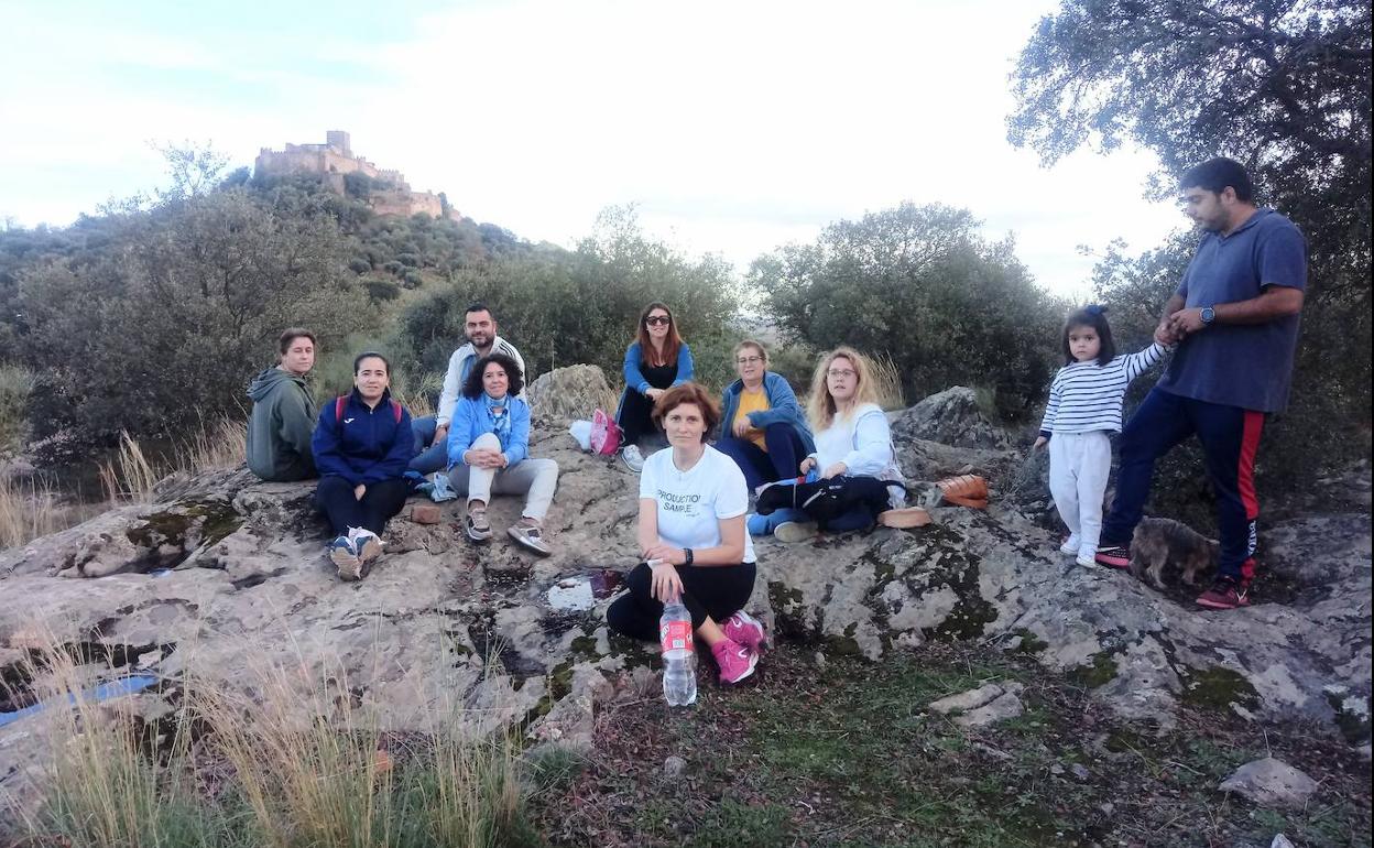 Grupo de alconcheleros en el paraje de 'Las Eritas' este martes, comiéndose los 'Tosantos'. 