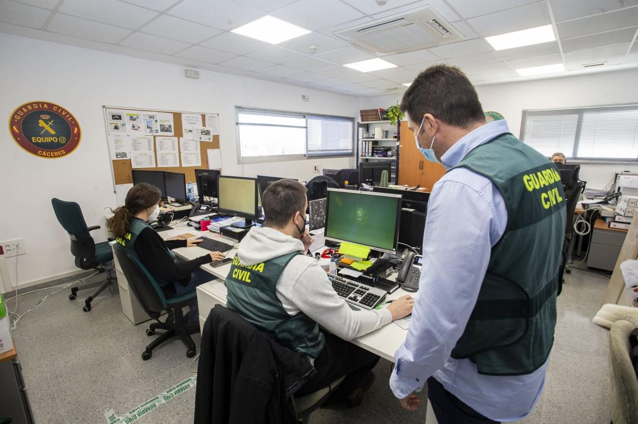 Miembros del Equipo @ en la Comandancia de la Guardia Civil. 