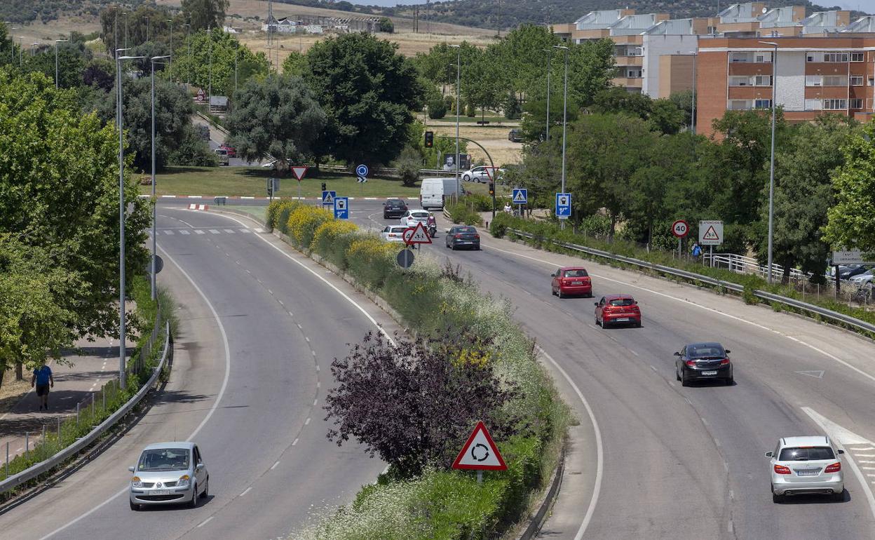 El agente, fuera de servicio, le siguió en su coche particular por la Ronda Norte. 
