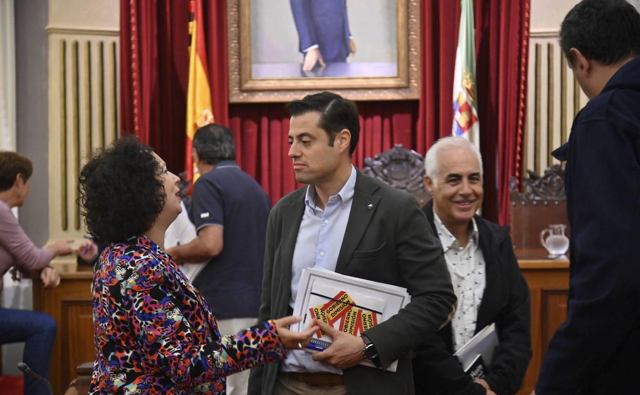 El concejal Alejandro Vélez, con la carpeta en la mano, habla con la concejala socialista Silvia González, antes del pleno de este lunes donde se rechazó la propuesta de bandera. 