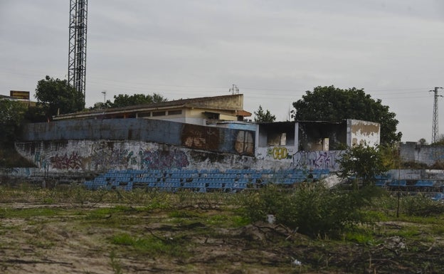 Estado de abandono del estadio con los edificios okupados al fondo. 