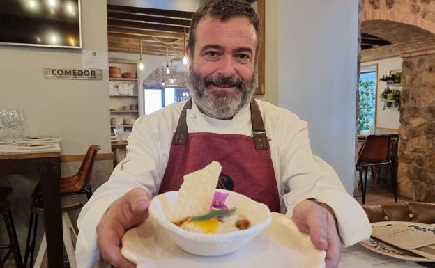 Gonzalo Valverde con su 'Canelón de Carrillera Ibérica Trufrada sobre Crema de Calabaza, Consumada de Boletus Pinícola y Yema de Huevo Curada' .