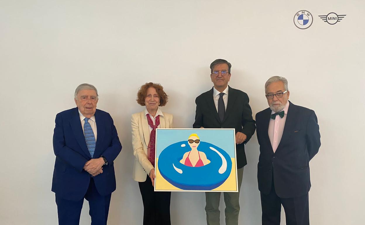 Los miembros del jurado del Premio BMW de Pintura Luis María Anson, Carmen Iglesias, Enrique de Ybarra (presidente) y Tomás Paredes, con el lienzo titulado 'Autorretrato con flotador' que galardona el Premio al Talento Joven 