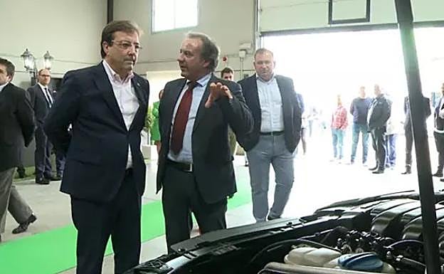 El presidente extremeño, Guillermo Fernández Vara, recibe explicaciones de miembros del Grupo Golendus sobre el taller de Lobón. 