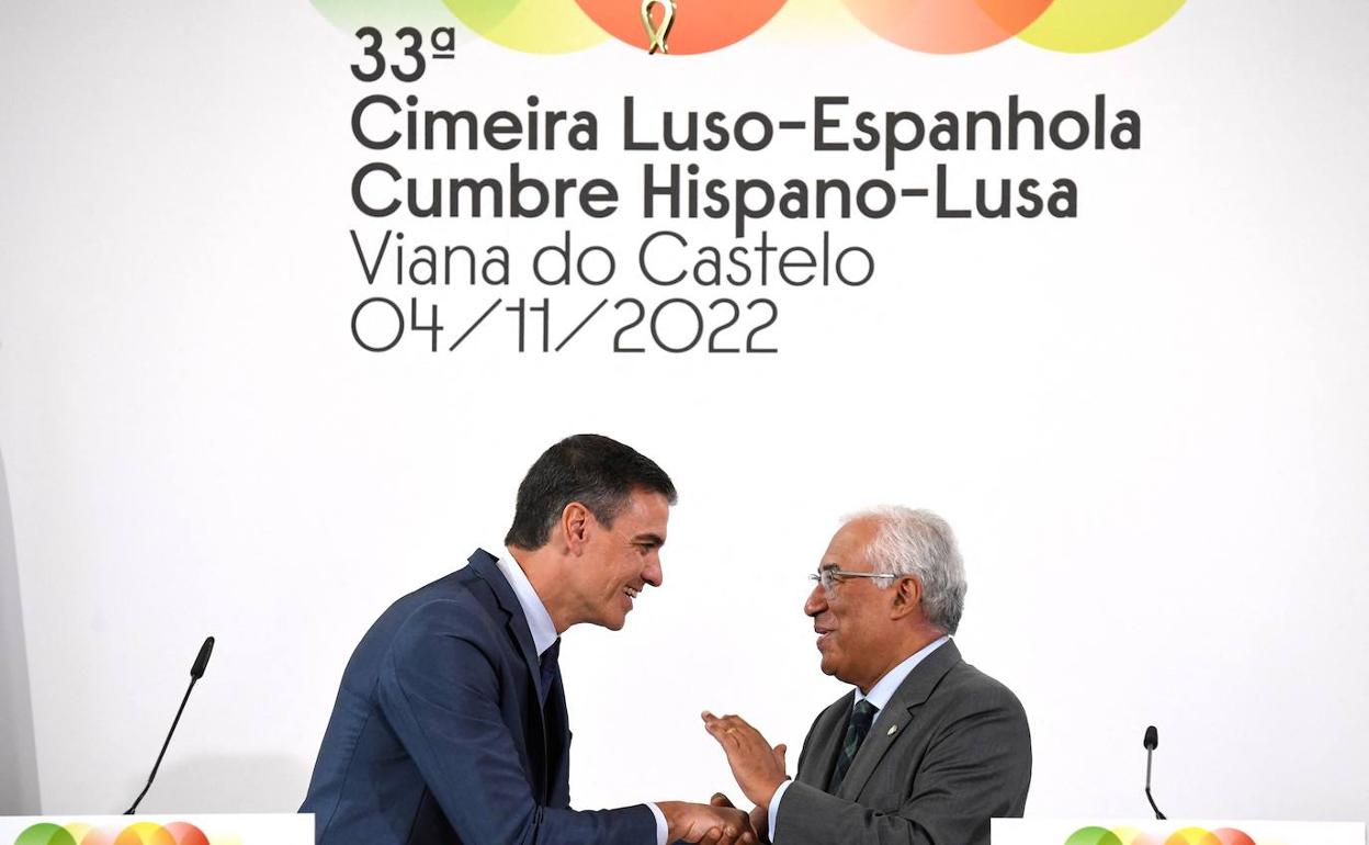 El presidente español, Pedro Sánchez, con el primer ministro portugués, Antonio Costa. 