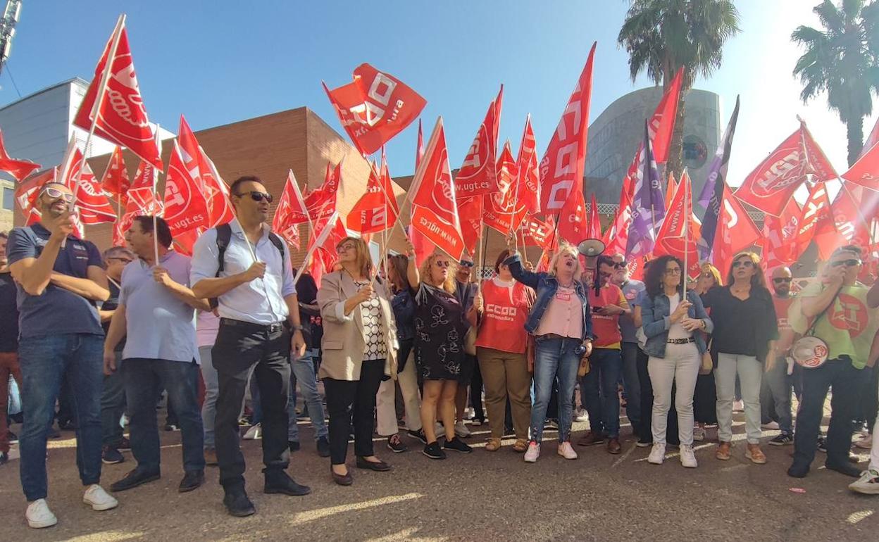 Protesta de CC OO y UGT ante la patronal en Badajoz para pedir una subida salarial. 