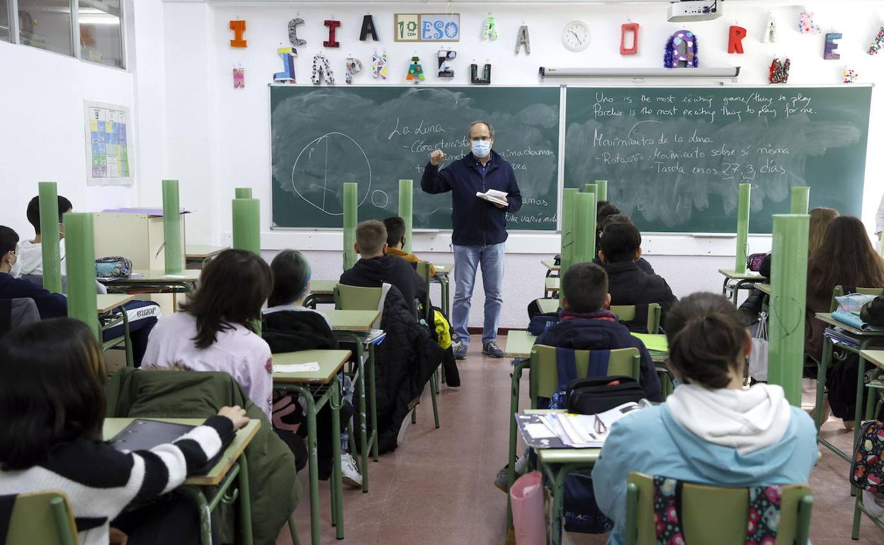 Un maestro durante una de sus claases. 