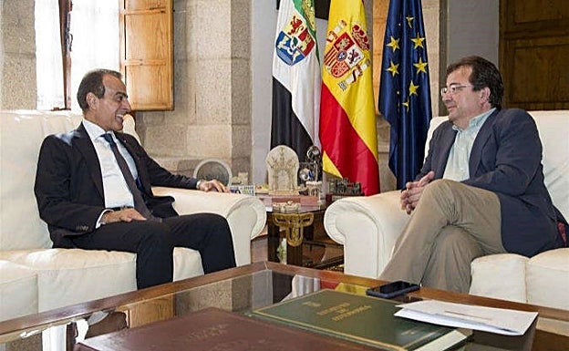 El embajador catarí Mohammed Al Kuwari en 2017 con el presidente Guillermo Fernández Vara en Mérida. 