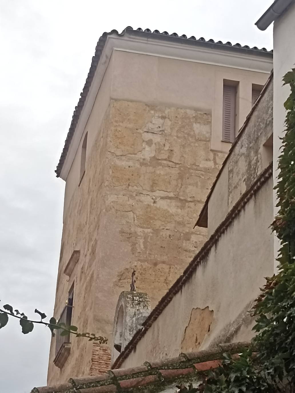 Junto a la Torre, abajo, se puede ver la campana de las Siervas de María.