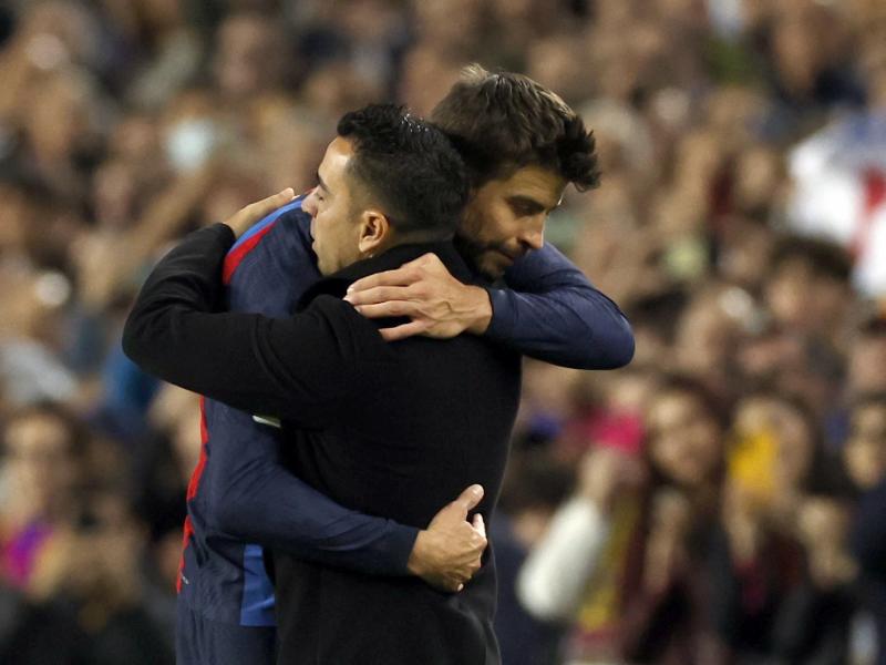 Piqué se abraza con Xavi tras su sustitución