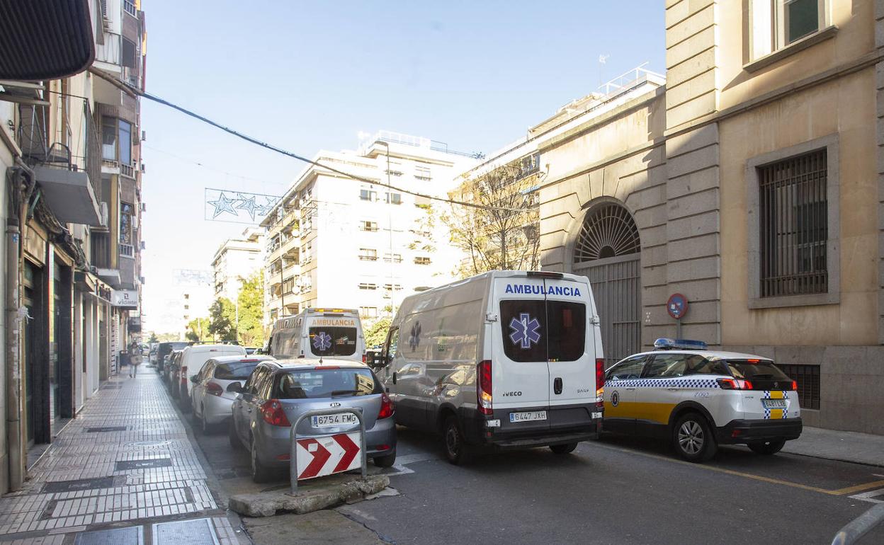 Dos ambulancias y varias unidades de policía acudieron a la calle doctor Fleming de Cáceres. 