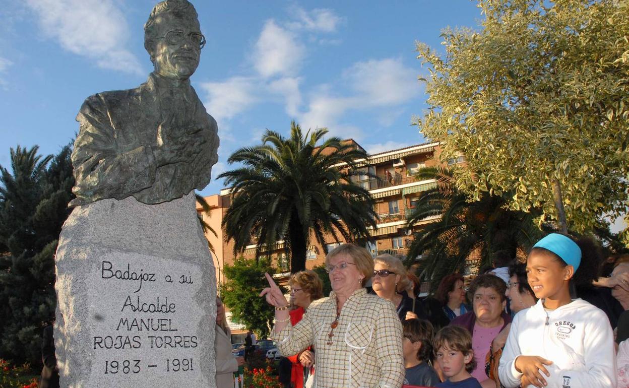 Marisol Hinchado, viuda de Manuel Rojas, en 2008 junto a la obra escultórica instalada en el parque de San Fernando de Badajoz para rendir homenaje al alcalde fallecido. 