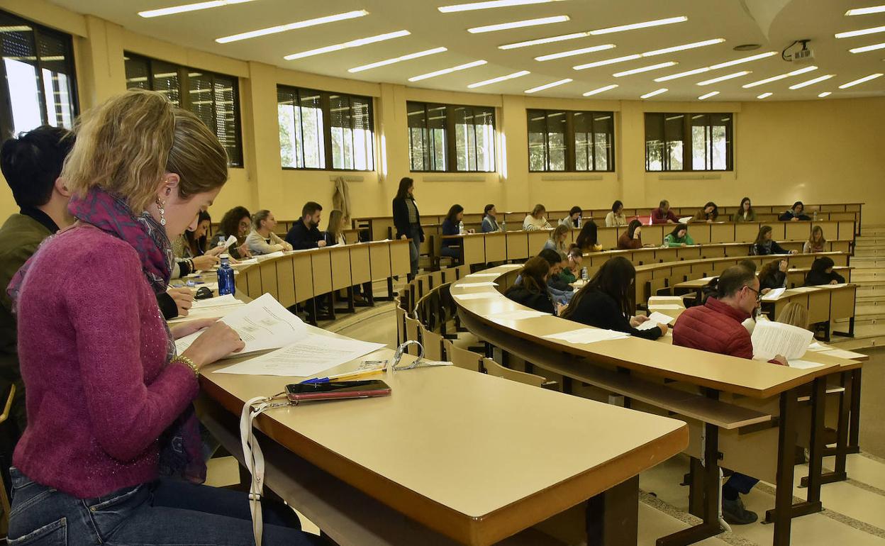 Extremeños opositan este domingo en el campus de Badajoz para la categoría de administrativo de la Junta. 