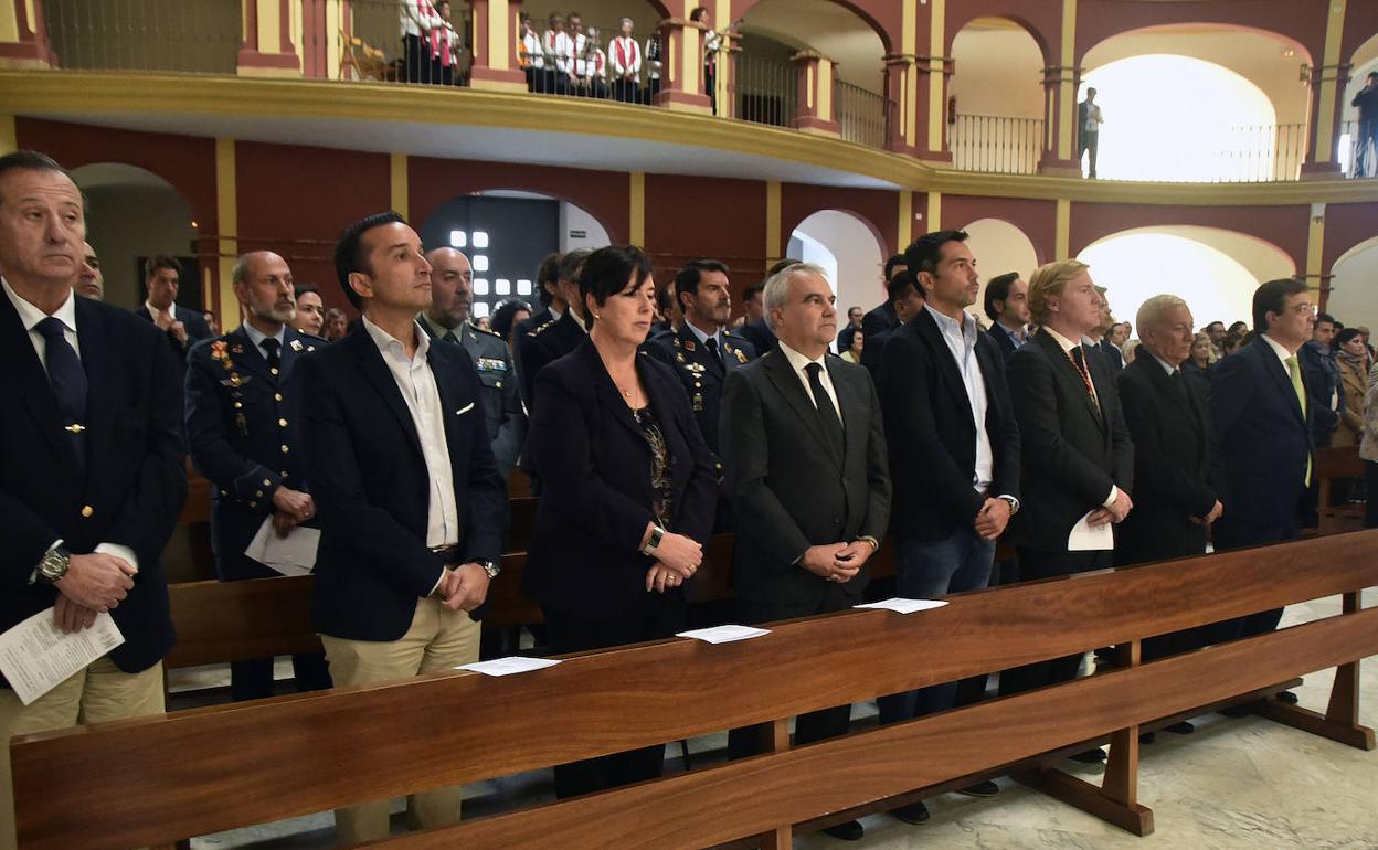 Cabezas, segundo por la izquierda, en la misa de recuerdo a las víctimas de la riada este domingo en la que el arzobispo pidió a las administraciones que se pongan de acuerdo para recuperar la zona. 