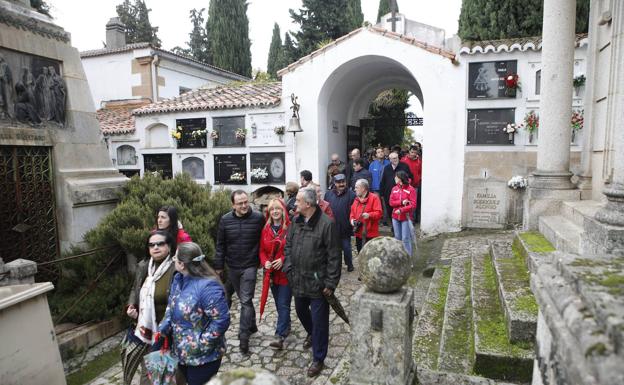 Imagen de archivo de una visita guiada al cementerio de Cáceres.