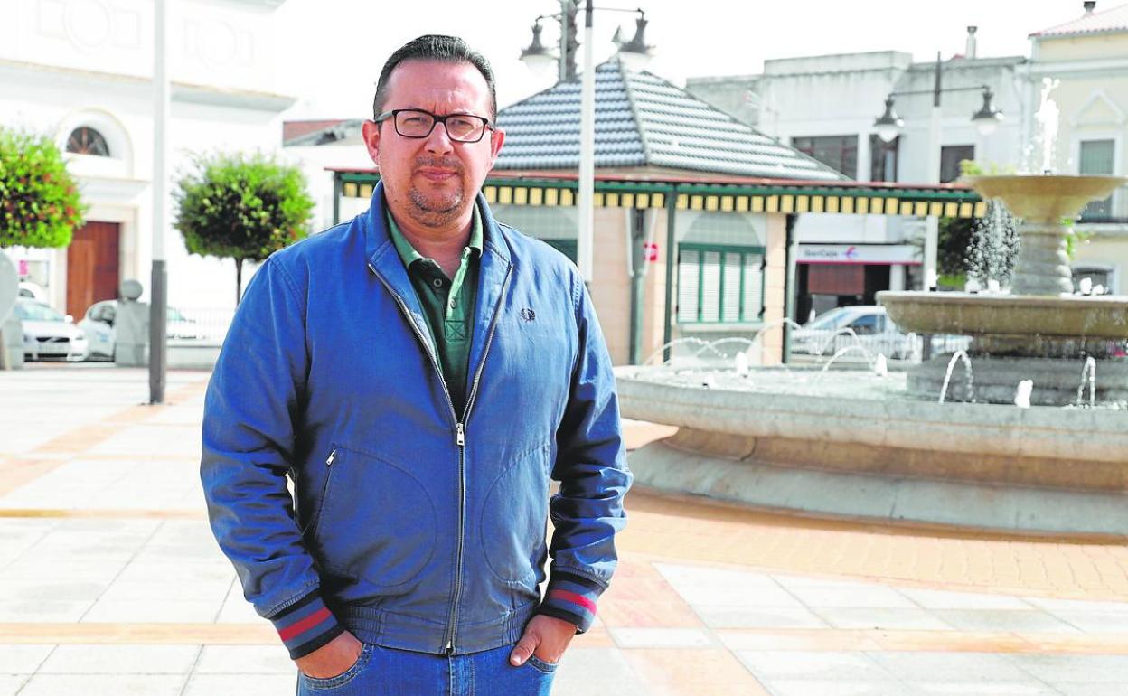 Cándido Calle, presidente del Santa Amalia, en la plaza de España de la localidad pacense. 