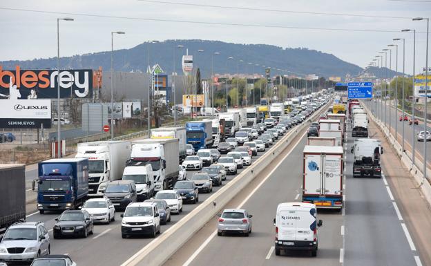 El Gobierno se abre a reunirse con los camioneros y ve «margen de mejora» en la ley