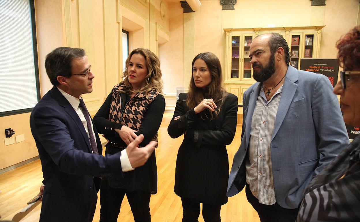 El presidente de la Diputación de Badajoz, Miguel Ángel Gallardo, (izquierda) charla con Esther Merino, Celia Romero y Miguel Tena. 