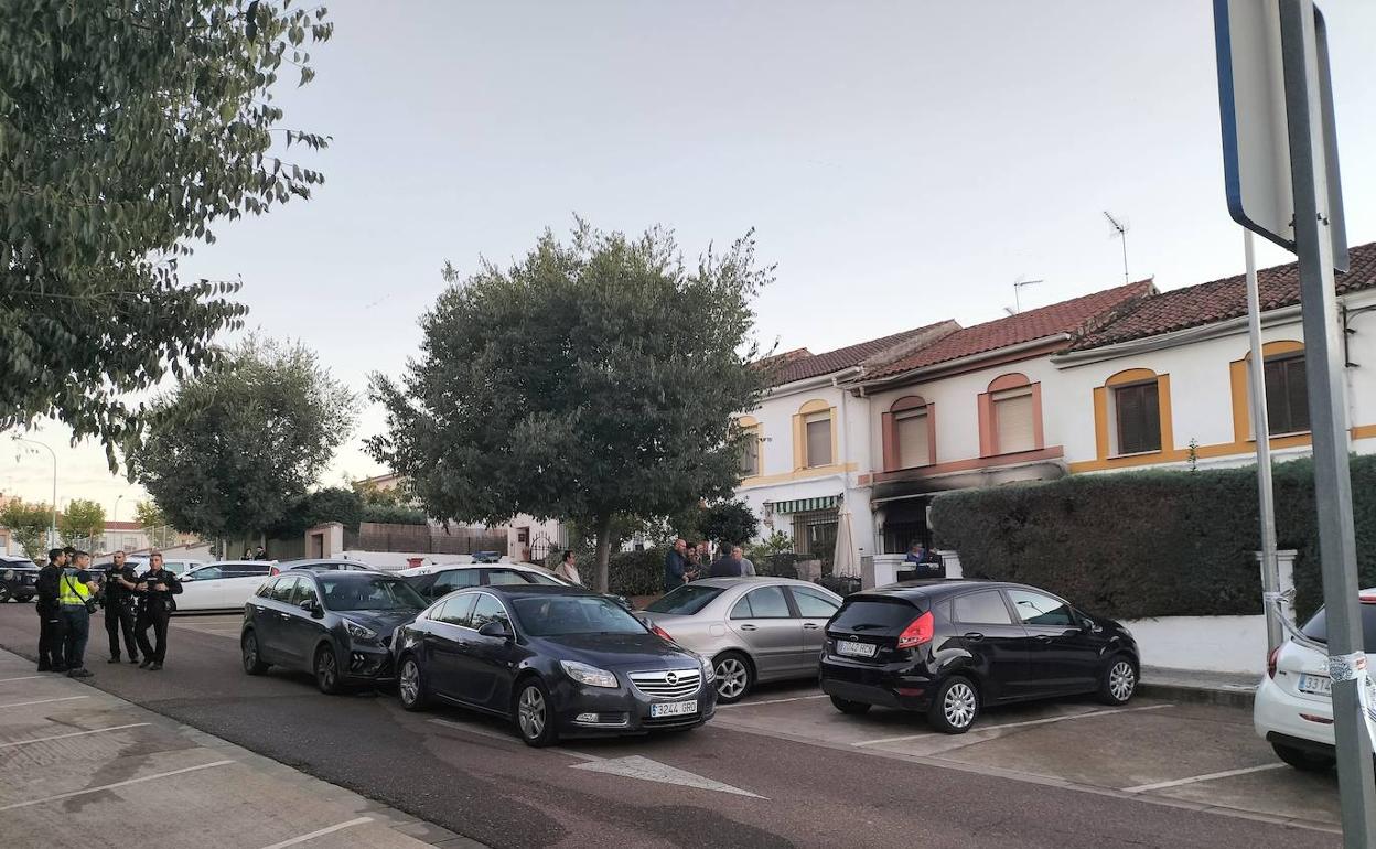 Agentes de la Policía Nacional en la Calle Publio Carisio en la que ha fallecido una mujer en un incendio.