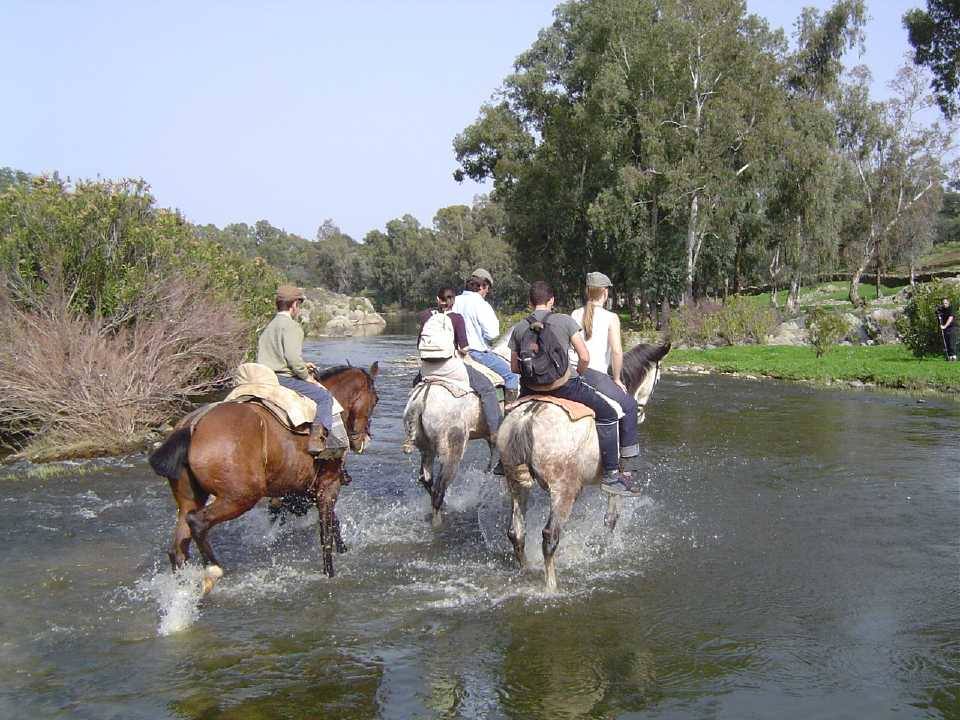 Jinetes en Extremadura haciendo una antigua ruta del contrabando del café.