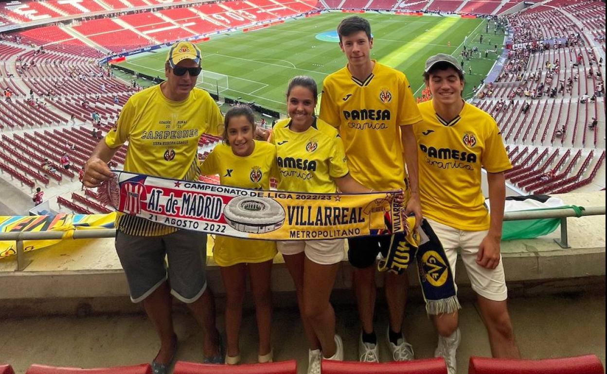 Integrantes de la Peña Amarilla de Villafranca en el Cívitas Metropolitano de Madrid. 