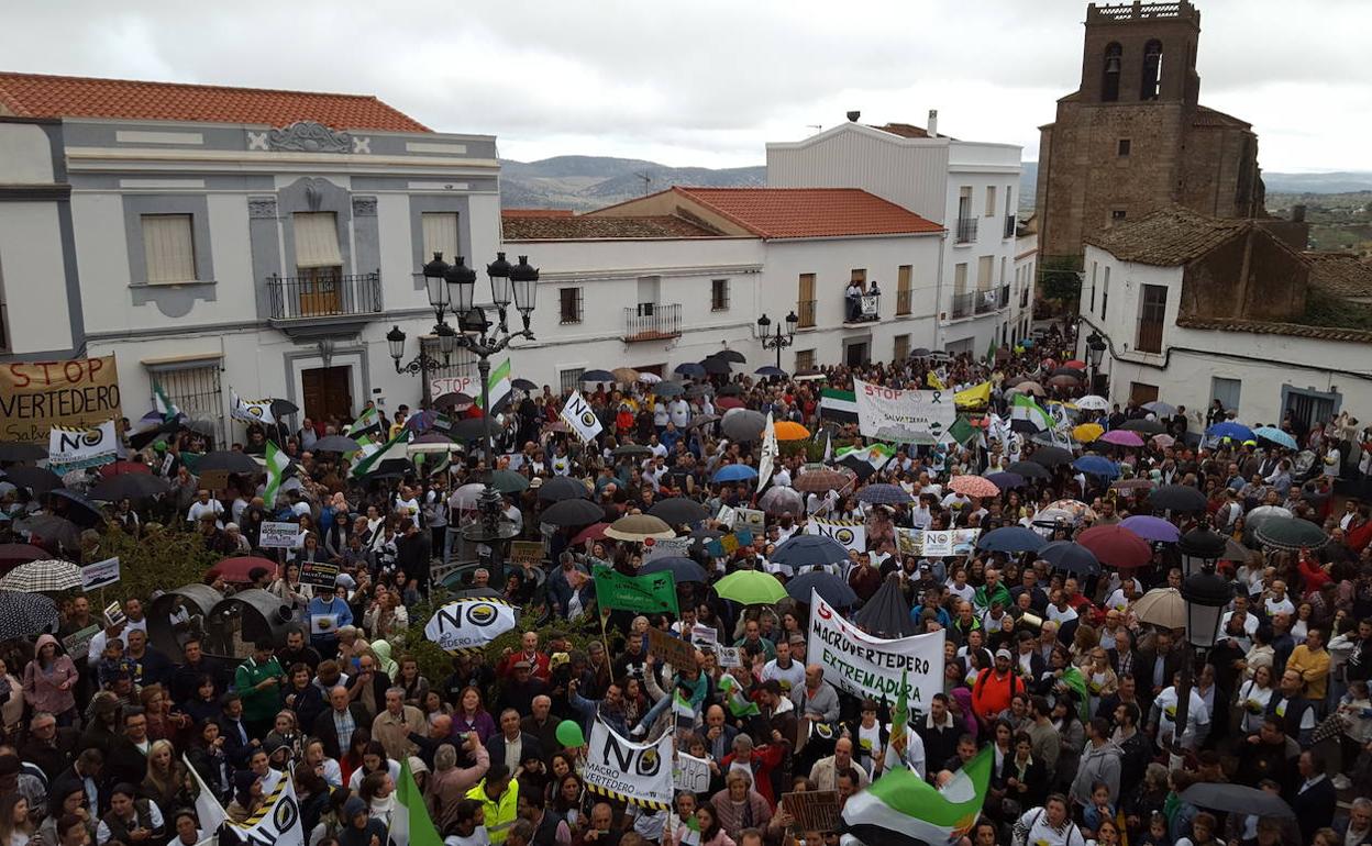 Concentración en Salvatierra de los Barros en contra del vertedero. 