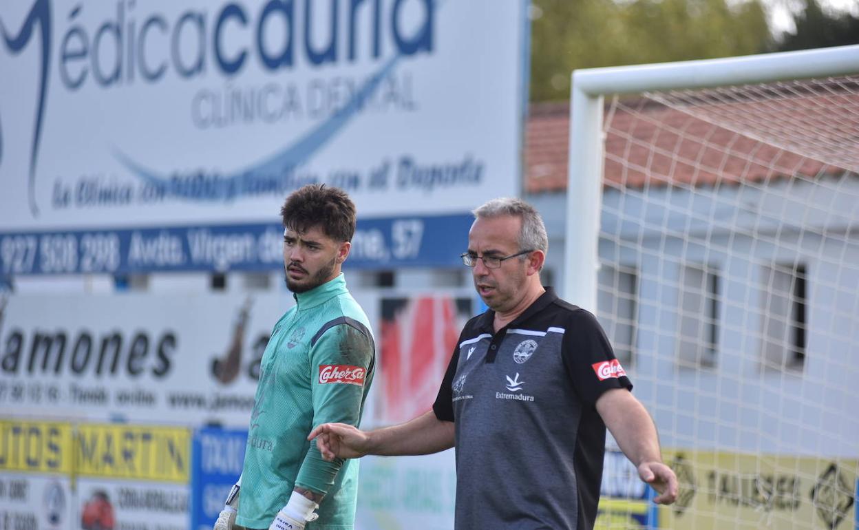 Alberto Urquía dirigiendo una sesión de entrenamiento del Coria. 