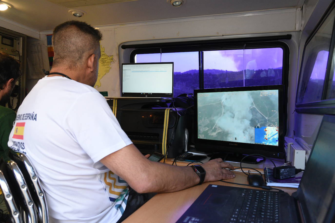 Trabajos de coordinación durante el fuego en la Sierra de Gata en agosto. 