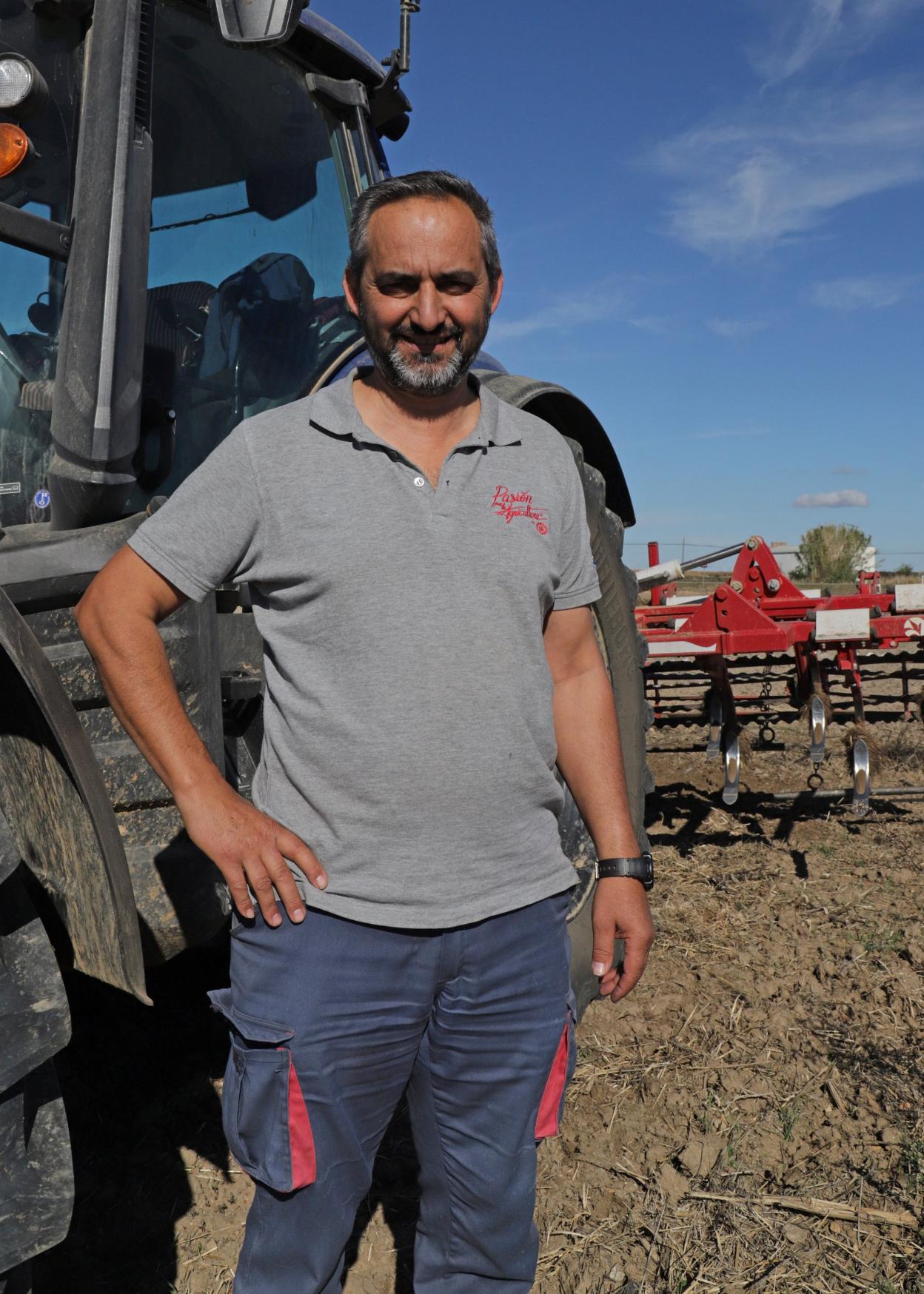 Plácido Hurtado dedica estos días al arado de la tierra. 