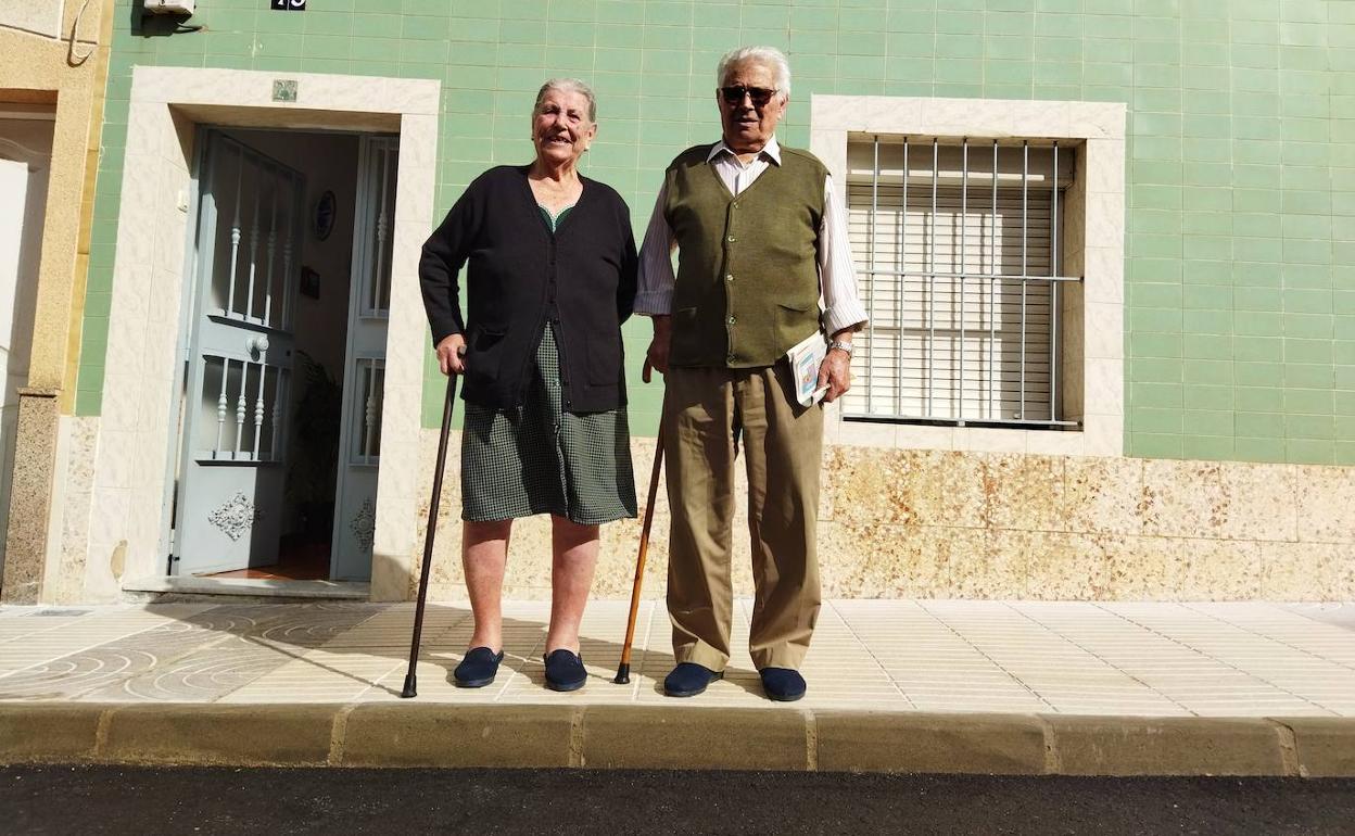 Luisa y Antonio han estrenado acera y también calzada.