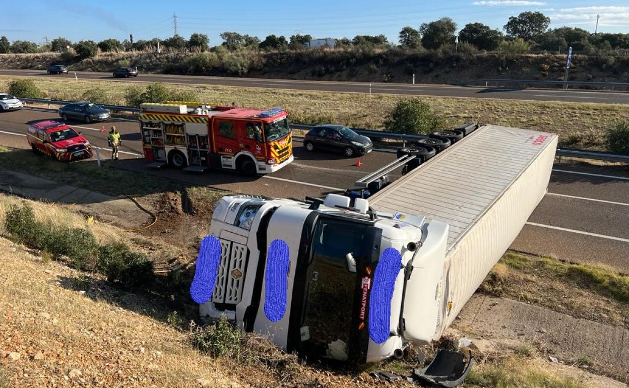 Imagen del camión volcado en la A-66 a mediodía de este viernes 