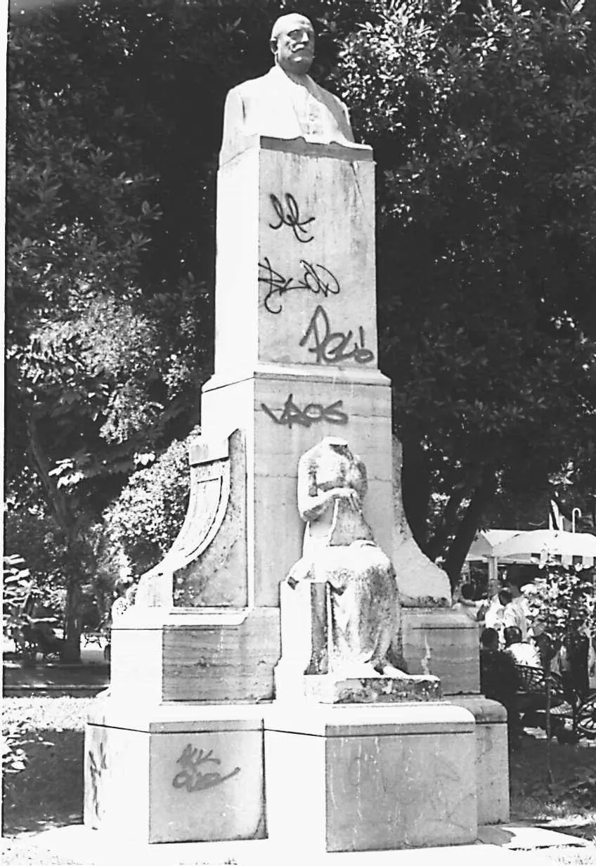 En 1995 el monumento apareció con pintadas y decapitada la estatua que representa a la Jurisprudencia.