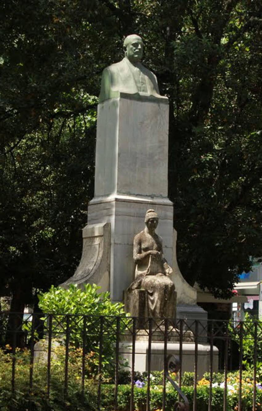 El monumento en buen estado. Es el más antiguo del Paseo de Cánovas, ya que el de Gabriel y Galán se inauguró en 1926.