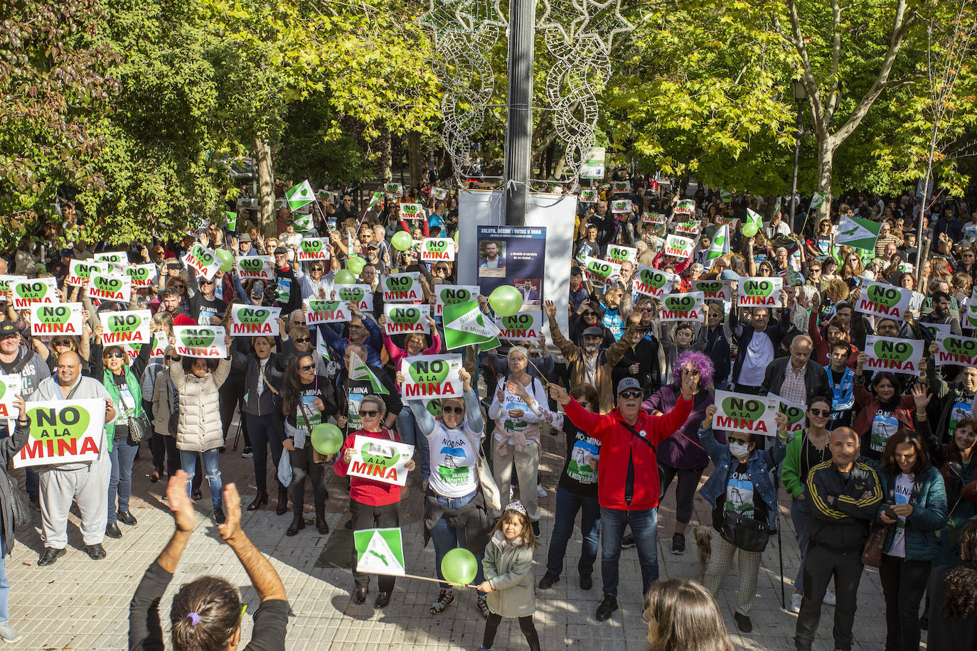 Fotos: Los cacereños gritan «¡No a la mina!» y muestran su disgusto con la Junta y Salaya