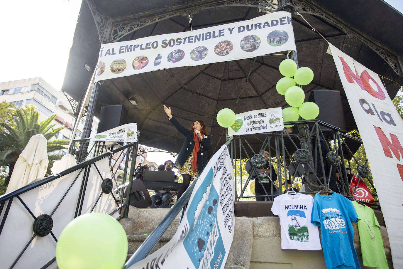Fotos: Los cacereños gritan «¡No a la mina!» y muestran su disgusto con la Junta y Salaya