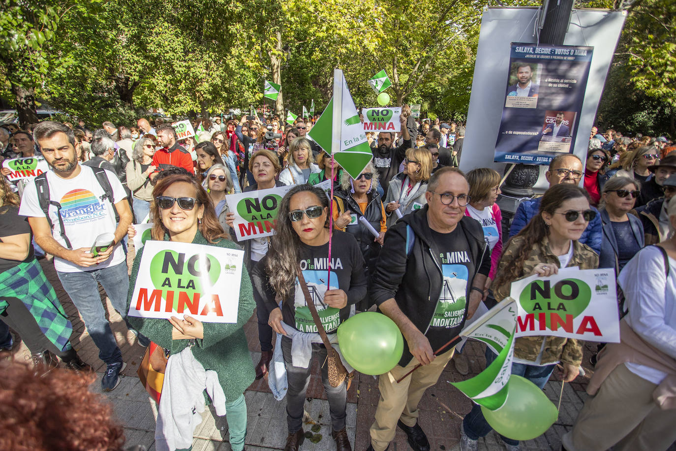 Fotos: Los cacereños gritan «¡No a la mina!» y muestran su disgusto con la Junta y Salaya