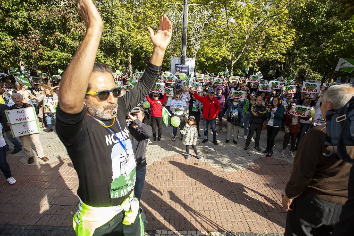Fotos: Los cacereños gritan «¡No a la mina!» y muestran su disgusto con la Junta y Salaya
