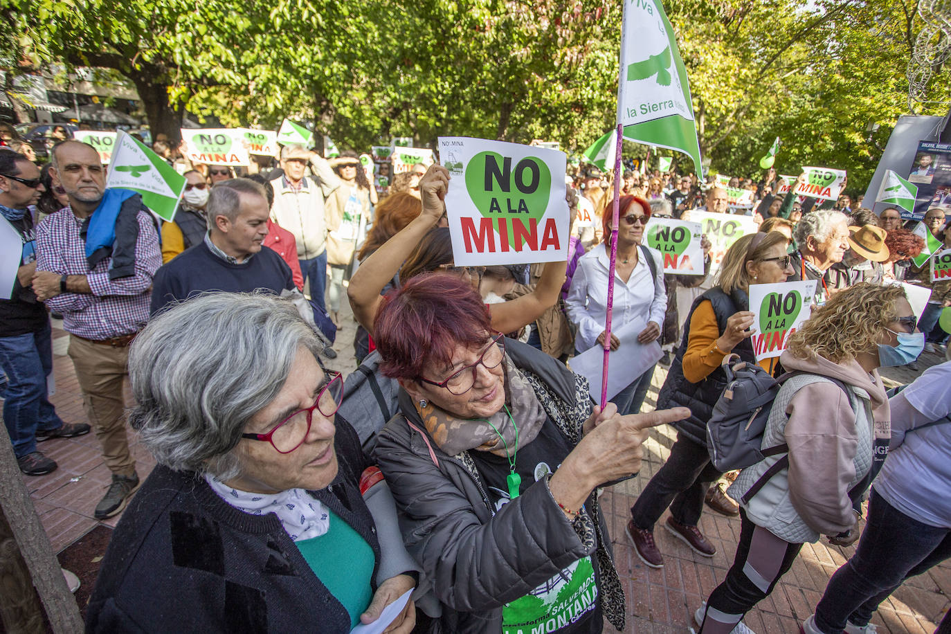 Fotos: Los cacereños gritan «¡No a la mina!» y muestran su disgusto con la Junta y Salaya