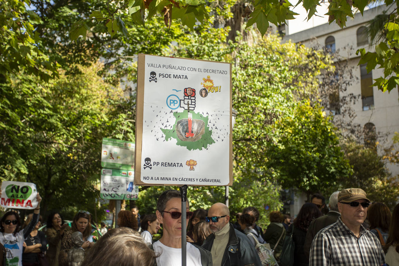 Fotos: Los cacereños gritan «¡No a la mina!» y muestran su disgusto con la Junta y Salaya