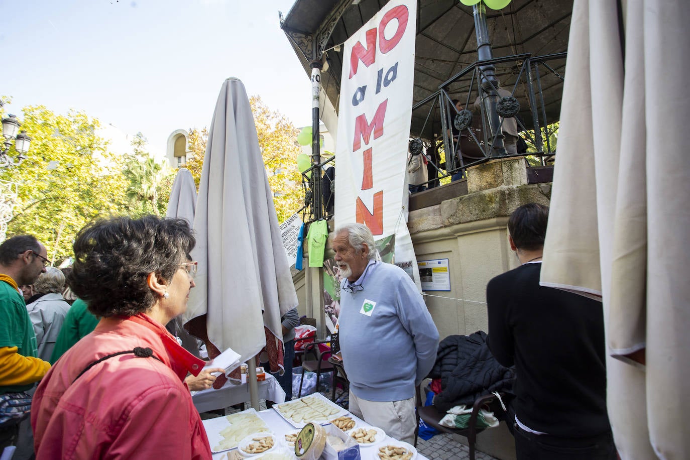 Fotos: Los cacereños gritan «¡No a la mina!» y muestran su disgusto con la Junta y Salaya