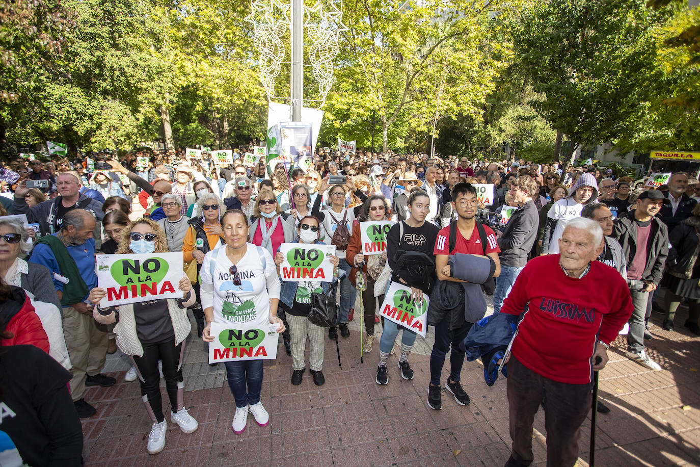 Fotos: Los cacereños gritan «¡No a la mina!» y muestran su disgusto con la Junta y Salaya