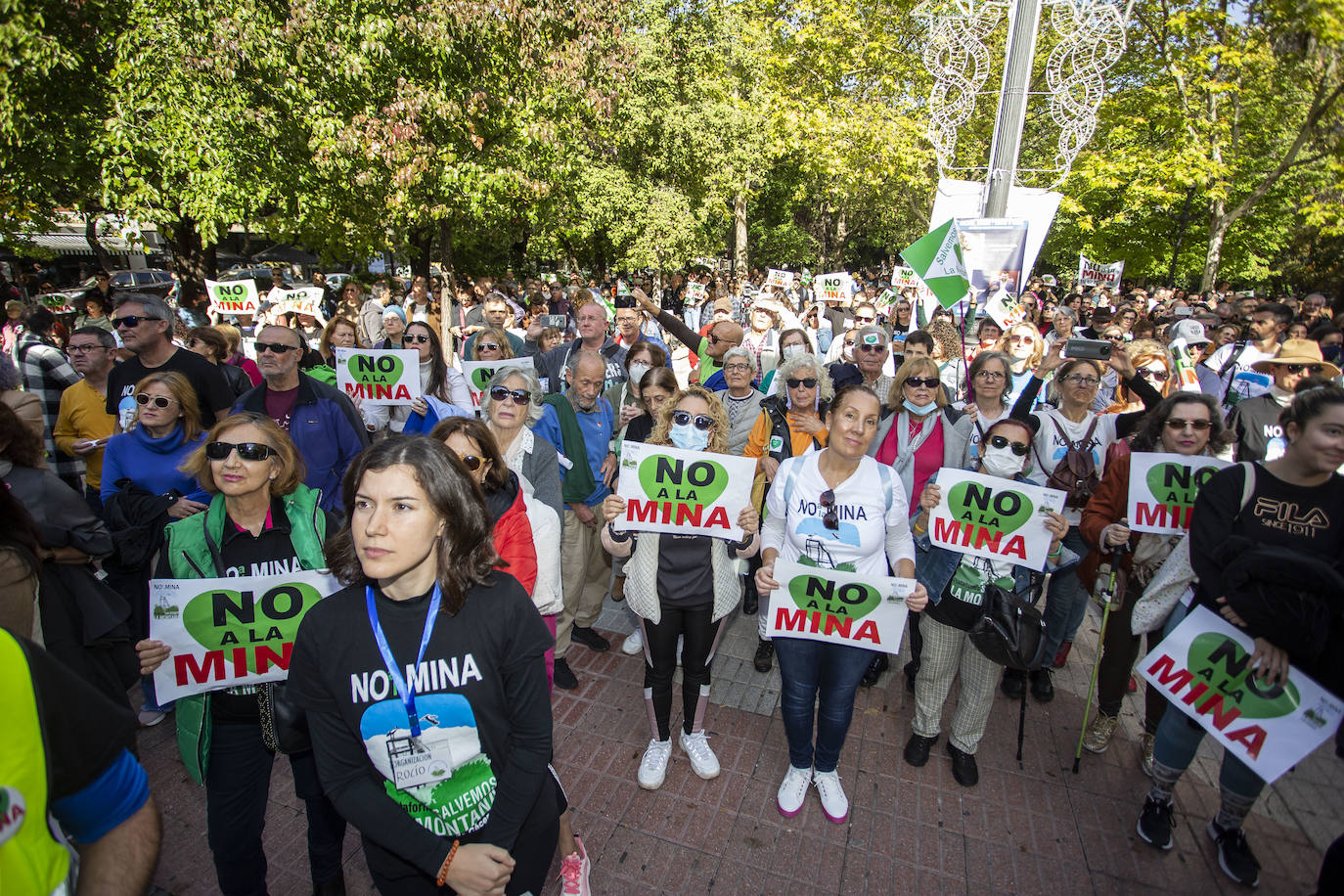 Fotos: Los cacereños gritan «¡No a la mina!» y muestran su disgusto con la Junta y Salaya