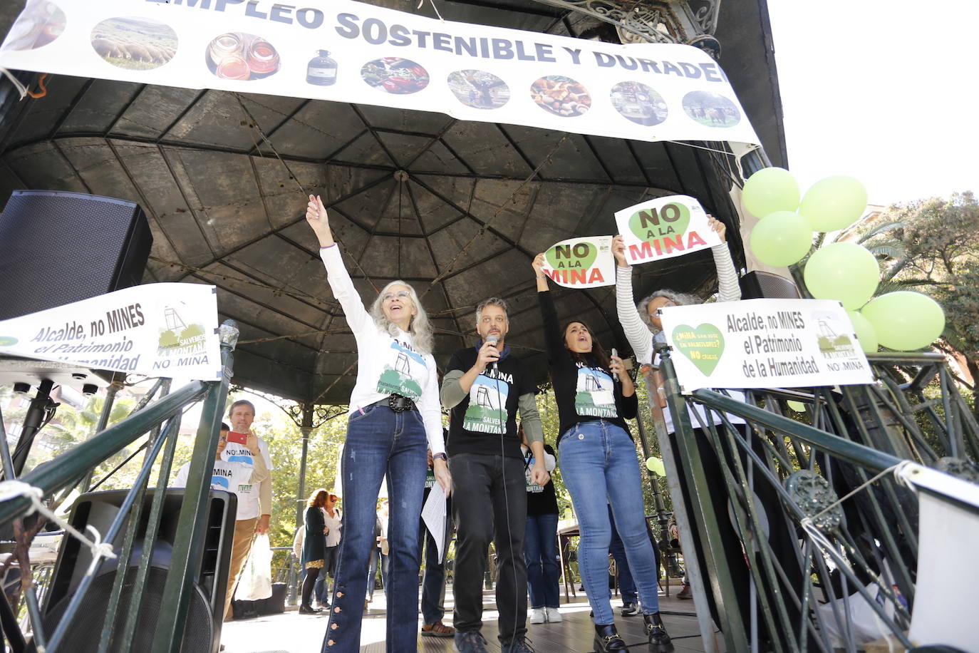 Fotos: Los cacereños gritan «¡No a la mina!» y muestran su disgusto con la Junta y Salaya