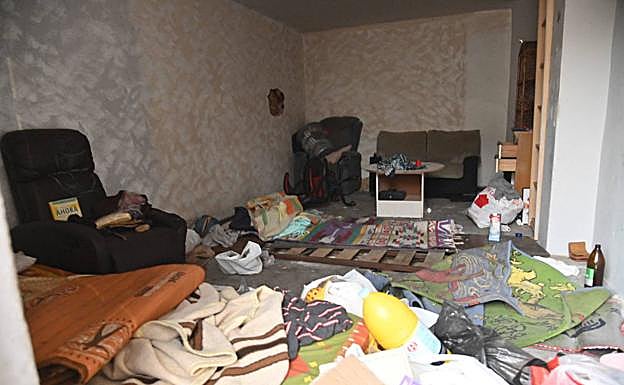 Interior del edificio okupado en San Roque.