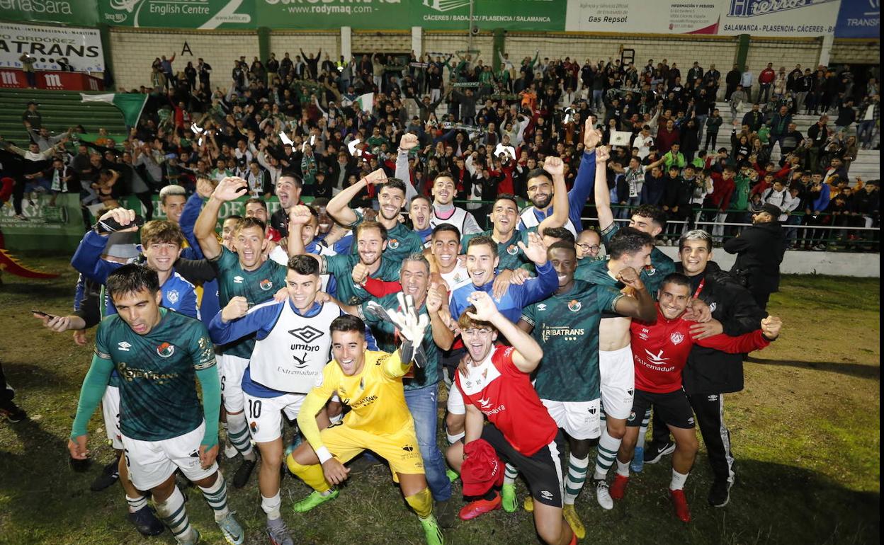 Éxtasis en el equipo tras la victoria. 