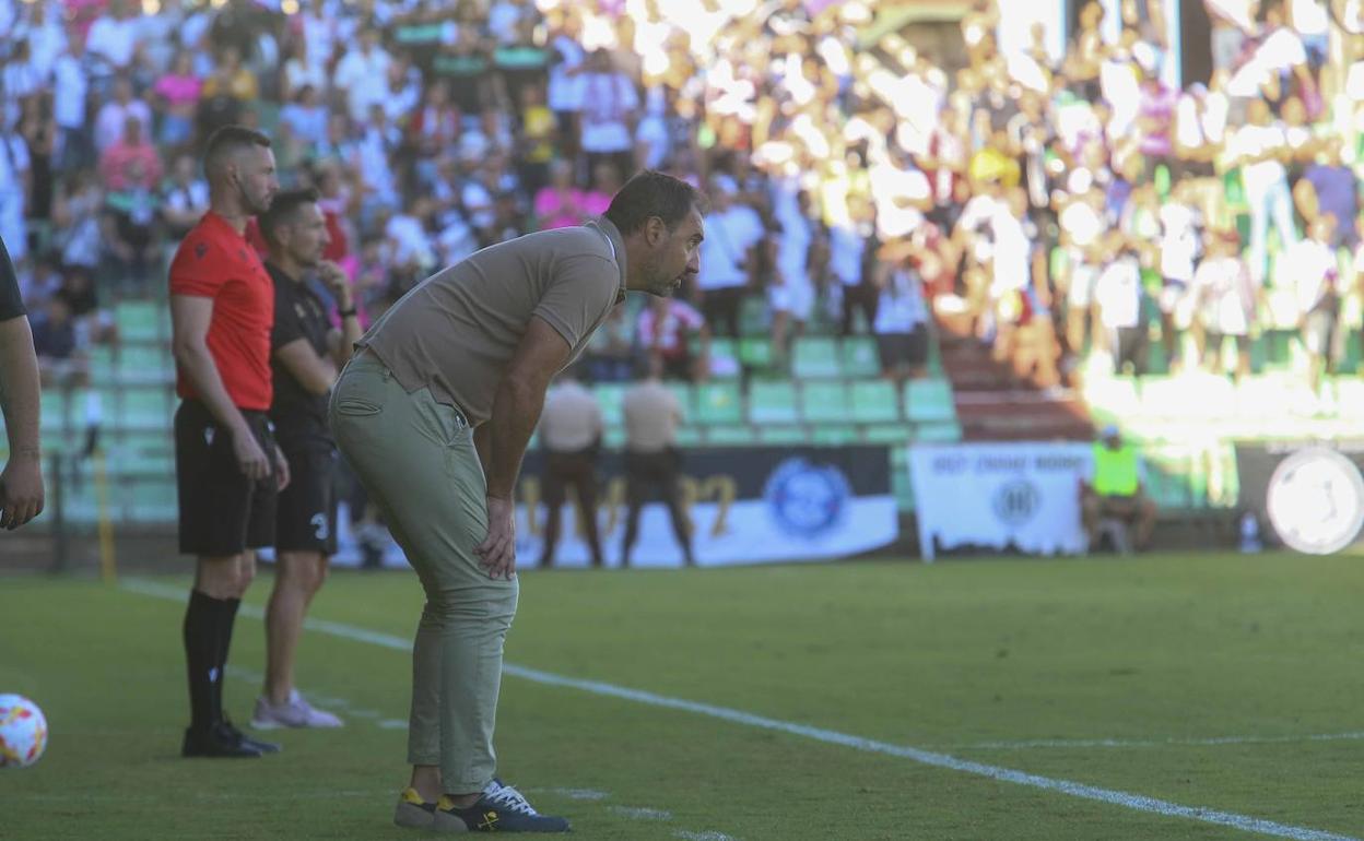 Juanma Barrero en el duelo ante el Pontevedra en el estadio Romano José Fouto. 